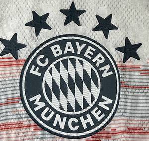 match issued football shirt FC Bayern 2025 - Original match-worn FC Bayern player shirt, No. 21, belonging to Jamal Musiala. Worn during a Bundesliga match in the 2025/2026 season. Status: AAB. Short-sleeve shirt; Size 6; Club crest and Adidas manufacturer logo applied; Sponsor 'T...', club name, player number, and player name applied in rubberized print; Back number height: 25 cm; Bundesliga patch and Allianz patch applied in rubberized print; 100% Polyester; Made in Thailand; The jersey comes from an employee of Bayern Munich. Condition: A - Bild 4