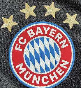 match worn football shirt FC Bayern 2021 - Original match-issued FC Bayern player shirt, No. 1, belonging to Manuel Neuer. Prepared for the UEFA Champions League 2020–2021 Quarter-final match between Bayern Munich and Paris Saint-Germain (PSG) on April 7, 2021. Status: AAB. Long-sleeve shirt; Size L; Club crest and Adidas manufacturer logo applied; FIFA Club World Cup winner's patch flocked; Sponsor logo "T...", club name, player number, and player name applied in rubberized print; Back number height: 25 cm; Champions League patch and "Respect" patch flocked; 100% Polyester; Made in Cambodia.  The jersey comes from an employee of Bayern Munich. Condition: A - Bild 4