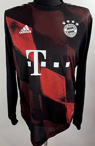 - Original match-issued FC Bayern player shirt, number 9, belonging to Robert Lewandowski. Worn during a Champions League match in the 2021/2022 season. Status: ABB. Long-sleeve shirt; Size 7; Club crest and Adidas manufacturer logo applied; Sponsor 'T...', club name, player number, and player name applied in rubberized print; Back number height: 25 cm; Champions League and "Respect" patches applied in flock print; 100% Polyester; Made in Cambodia.  The jersey comes from an employee of Bayern Munich. Condition: A - Bild 2