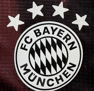  - Original match-issued FC Bayern player shirt, number 9, belonging to Robert Lewandowski. Worn during a Champions League match in the 2021/2022 season. Status: ABB. Long-sleeve shirt; Size 7; Club crest and Adidas manufacturer logo applied; Sponsor 'T...', club name, player number, and player name applied in rubberized print; Back number height: 25 cm; Champions League and "Respect" patches applied in flock print; 100% Polyester; Made in Cambodia.  The jersey comes from an employee of Bayern Munich. Condition: A - Bild 5