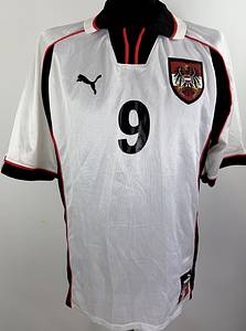 match worn football shirt Austria 1998 - Original match-worn Austria player shirt, number 9, belonging to Toni Polster. Worn during an international match in 1998. Status: ABB. Short-sleeve shirt; Size XL; Sewn-on federation crest; heat-applied Puma manufacturer logo; heat-applied player number; 100% Polyester; Made in Germany. --Comes from an ÖFB employee. Condition: A - Bild 2