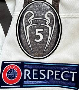 match issued football shirt FC Bayern 2013 - Original match-worn FC Bayern player shirt, number 39, belonging to Toni Kroos. Worn during a Champions League match in the 2013/2014 season. Status: ABB. Short-sleeve shirt; Size 6; Embroidered club crest; Applied Adidas manufacturer logo; Applied rubberized sponsor logo, player number, and player name; Back number height: 25 cm; Applied Champions League and "Respect" patches; 100% Made in China. --The jersey comes from an employee of Bayern Munich. Condition: A - Bild 8