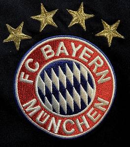 match issued football shirt FC Bayern 2008 - Original match-worn FC Bayern player shirt, No. 7, belonging to Franck Ribéry. Worn during a Champions League match in the 2008/2009 season. Status: ABB. Short-sleeve shirt; Size L; Embroidered club crest; Applied Adidas manufacturer logo; Applied rubberized sponsor logo, club name, player number, and player name; Back number height: 25 cm; Applied Champions League and "Respect" patches; 100% Made in China; The jersey comes from an employee of Bayern Munich. Condition: A- - Bild 5