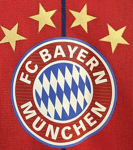  - Original match-issued FC Bayern player shirt, No. 20, belonging to Sebastian Rode. Prepared for the match against Borussia Mönchengladbach on March 20, 2015. The 26th matchday of the 2014/15 Bundesliga season was held under the motto "#StrichDurchVorurteile" (Strike Through Prejudices), serving as a statement in support of integration and diversity. Consequently, a special patch was applied to the sleeve. Status: AAB. Short-sleeve shirt; Size 5; Club crest and Adidas manufacturer logo applied; Sponsor "T...", club name, player number, and player name applied in rubberized print; Back number height: 25 cm; Bundesliga patch and Allianz patch applied in rubberized print; 100% Polyester; Made in Thailand. The jersey comes from an employee of Bayern Munich. Condition: A - Bild 6