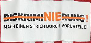  - Original match-issued FC Bayern player shirt, No. 20, belonging to Sebastian Rode. Prepared for the match against Borussia Mönchengladbach on March 20, 2015. The 26th matchday of the 2014/15 Bundesliga season was held under the motto "#StrichDurchVorurteile" (Strike Through Prejudices), serving as a statement in support of integration and diversity. Consequently, a special patch was applied to the sleeve. Status: AAB. Short-sleeve shirt; Size 5; Club crest and Adidas manufacturer logo applied; Sponsor "T...", club name, player number, and player name applied in rubberized print; Back number height: 25 cm; Bundesliga patch and Allianz patch applied in rubberized print; 100% Polyester; Made in Thailand. The jersey comes from an employee of Bayern Munich. Condition: A - Bild 7