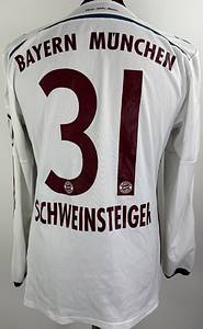  - Original match-worn FC Bayern player shirt, number 31, belonging to Bastian Schweinsteiger. Prepared for the DFB-Pokal match against Leverkusen on April 8, 2015. Status: AAB. Long-sleeved shirt; Size 8; Club crest and Adidas manufacturer logo applied; Sponsor 'T...', club name, player number, and player name applied in rubberized print; Back number stands 25 cm high; DFB-Pokal patch and VW patch applied; 100% Polyester; Made in Thailand; The jersey comes from an employee of Bayern Munich. Condition: A - Bild 3