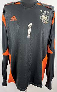  - Original match-issued DFB player shirt, number 1, belonging to Oliver Kahn. Prepared for an international match during the 2005 season. The shirt originates from the collection of a former DFB staff member. Status: Match-Issued. Long-sleeve shirt; Size XL; Rubberized DFB crest; Rubberized Adidas manufacturer logo; Rubberized player number and name; 100% Polyester; Made in Thailand. Condition: A - Bild 2