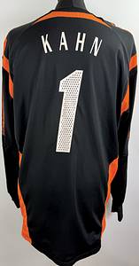  - Original match-issued DFB player shirt, number 1, belonging to Oliver Kahn. Prepared for an international match during the 2005 season. The shirt originates from the collection of a former DFB staff member. Status: Match-Issued. Long-sleeve shirt; Size XL; Rubberized DFB crest; Rubberized Adidas manufacturer logo; Rubberized player number and name; 100% Polyester; Made in Thailand. Condition: A - Bild 3