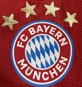  - Original match-worn FC Bayern Munich player shirt with the number 19, worn by Alphonso Davies. Worn in a Champions League match during the 2020/2021 season. Condition: Excellent (ABB). Short-sleeved shirt; size 6; club emblem and Adidas logo applied; sponsor logo "T...", club name, player number, and player name rubberized; back number 25 cm high; Champions League Winners patch, Respect and Trophy patches applied; 100% polyester; Made in Thailand; The jersey comes from an employee of Bayern Munich. Condition:  - Bild 4