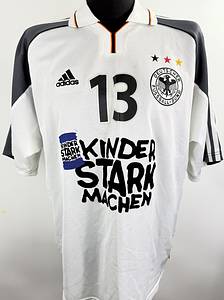  DFB - Trikot 2001  | Original match issued DFB Spielertrikot mit der Nummer 13 von Michael Ballack.Getragen im Benefizspiel gegen Lichtenstein am 07.06.2000 in Freiburg, mit dem Sonderdruck "Kinder stark machen".Trikot stammt aus der Sammlung eines ehemaligen DFB-Mitarbeiters. Status ABB. - Bild 2