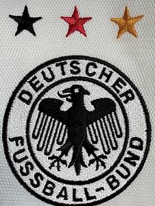  - Original match-issued DFB player shirt, number 13, belonging to Michael Ballack. Worn during the charity match against Liechtenstein on June 7, 2000, in Freiburg, featuring the special print "Kinder stark machen." The shirt originates from the collection of a former DFB employee. Status: ABB. Short-sleeve jersey; Size XL; Sewn-on DFB crest; Embroidered Adidas manufacturer logo; Rubberized player number; Flocked special print; 100% Polyester; Made in England. Condition: A - Bild 4