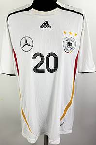 DFB  - Trikot 2006  | Original match worn DFB Spielertrikot mit der Nummer 20 von Lukas Podolski. Getragen im Vorbereitungsspiel gegen den FSV Luckenwalde am 16.05.2006.Was dieses Trikot besonders macht, ist die Tatsache dass der damalige Sponsor "Mercedes Benz" ebenfalls auf das Trikot gedruckt wurde. Status AAB. - Bild 2