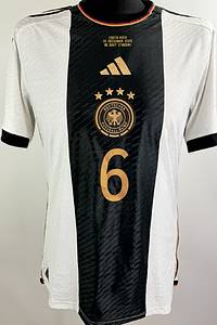 match issued football shirt germany 2022 WC - Original match-issued DFB 2022 World Cup player shirt, number 6, belonging to Joshua Kimmich. Prepared for the match against Costa Rica on December 1, 2022, in Qatar. The set consists of the shirt, shorts, and socks. Status: AAB. Short-sleeve shirt; Size 50; Heat-applied DFB logo and Adidas manufacturer logo; heat-applied player number and name; heat-applied 2022 World Cup patch and "Football Unites the World" patch; HEAT.RDY technology; 100% Polyester; Made in Vietnam. -The jersey comes from the collection of a DFB employee. Condition: A - Bild 2