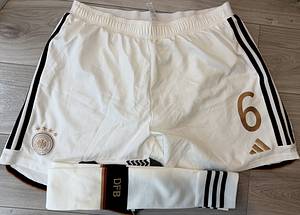 DFB  - Trikot 2022 WM Kimmich  | Original match issued DFB WM 2022 Spielertrikot mit der Nummer 6 von Joshua Kimmich.Vorbereitet für das Spiel gegen Costa Rica am 01.12.2022 in Qatar. Das Set besteht aus Trikot, Hose und Stutzensocken. Status AAB. - Bild 10