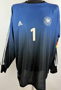  - Original match-issued DFB player shirt, number 1, belonging to Oliver Kahn. Prepared for an international match in 2001.Includes captain's armband. The jersey originates from the collection of a former DFB staff member. Status: ABB. Long-sleeve shirt; Size XL; Rubberized DFB crest; Embroidered Adidas manufacturer logo; Flocked player number; 100% Polyester; Made in Tunisia. Condition: A - Bild 2