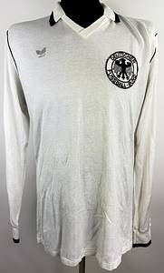  - Original match-worn DFB (German Football Association) player shirt with the number 7, worn by Uli Stielike. Worn in the international match against Turkey on December 22, 1979. The shirt comes from the collection of a former DFB employee. Condition AAB. Long-sleeved jersey; size L; DFB crest sewn on; Erima manufacturer's logo rubberized, player number applied, 100% cotton. Condition: A - Bild 2
