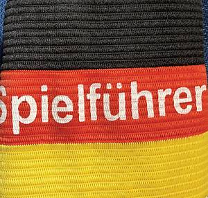  - Original match-issued DFB player shirt, number 1, belonging to Oliver Kahn. Prepared for an international match in 2001.Includes captain's armband. The jersey originates from the collection of a former DFB staff member. Status: ABB. Long-sleeve shirt; Size XL; Rubberized DFB crest; Embroidered Adidas manufacturer logo; Flocked player number; 100% Polyester; Made in Tunisia. Condition: A - Bild 6