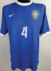 Brasilien - Trikot 2007  | Original match issued Brasilien Spielertrikot mit der Nummer 4. Vorbereitet für ein Länderspiel 2007 für brasilianischen Verteidiger Juan der mit Brasilien 2002 in Japan und Südkorea Weltmeister wurde. Status ABC. - Bild 2