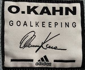  - Original match-worn FC Bayern player shirt with the number 1. Worn by Oliver Kahn in the 2000/2001 Bundesliga season. Shirt is signed by Oliver Kahn. Condition: Long-sleeved shirt; size XL; embroidered club emblem and adidas logo; flocked 'Opel' sponsor print; flocked back number and player name; flocked 'Bayern München' lettering; with BL patch; adidas 100% polyester; Made in Tunisia Condition: a - Bild 8