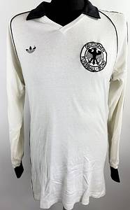  - Original match-worn DFB player shirt with the number 5. Worn by Karl-Heinz Förster against Norway on May 12, 1982. Condition AAB. shirt comes from the collection of a former DFB employee. Long-sleeved shirt; size L, DFB eagle sewn on; manufacturer's logo glued on; player number rubberized; 100% polyester. Condition: A - Bild 2