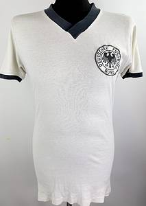 DFB - Trikot 1973  | Original match worn DFB  Spielertrikot der mit der Nummer 6. Getragen von Wolfgang Overath im  Länderspiel Deutschland- Brasilien am 16.06.1973 in Berlin. Dieses Trikotmodel wurde in der Variante nur in dieser Partie getragen. Trikot stammt aus der Sammlung eines ehemaligen DFB-Betreuers. Status ABA. - Bild 2
