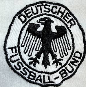  DFB - Trikot 1982  | Original match worn DFB Spielertrikot mit der Nummer 5.Getragen von Karl-Heinz Förster gegen Norwegen am 12.05.1982.Status. Trikot stammt aus der Sammlung eines ehemaligen DFB-Mitarbeiters. Status:AAB. - Bild 4