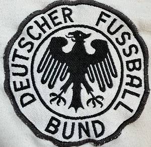  - Original match-worn DFB player shirt, number 6. Worn by Wolfgang Overath during the international match between Germany and Brazil on June 16, 1973, in Berlin. This specific jersey model in this particular variant was worn only during this single match. The shirt originates from the collection of a former DFB kit manager. Status: ABA. Short-sleeve jersey; Size L; Sewn-on DFB eagle; Sewn-on back number; 100% cotton. Condition: A- - Bild 4