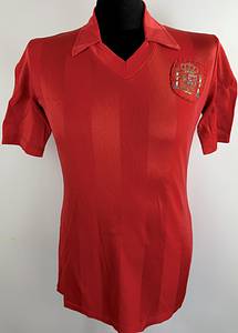 match issued football shirt Spain 1984 - Original match-worn Spain player shirt with the number 8, worn by Víctor Muñoz. Worn in a match of the UEFA Euro 1984 European Championship in France. The shirt comes from the collection of a former DFB (German Football Association) employee. ABB status; short-sleeved; size L; federation emblem sewn on; player number applied using the wet flocking process; polyester blend. Condition: A - Bild 2