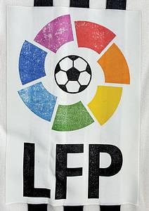 match worn football shirt real madrid - Original match-worn Real Madrid player shirt with the number 23. Worn by David Beckham in a La Liga match during the 2006/2007 season. The shirt comes from the collection of a former DFB (German Football Association) coach. Status ABB long-sleeved shirt; size L; Real Madrid crest and Adidas manufacturer's logo embroidered; FIFA patch flocked; sponsor "BENQ Siemens" rubberized; LFP logo rubberized; 100% polyester; Made in China Condition: a - Bild 8