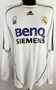 match worn football shirt real madrid - Original match-worn Real Madrid player shirt with the number 23. Worn by David Beckham in a La Liga match during the 2006/2007 season. The shirt comes from the collection of a former DFB (German Football Association) coach. Status ABB long-sleeved shirt; size L; Real Madrid crest and Adidas manufacturer's logo embroidered; FIFA patch flocked; sponsor "BENQ Siemens" rubberized; LFP logo rubberized; 100% polyester; Made in China Condition: a - Bild 2