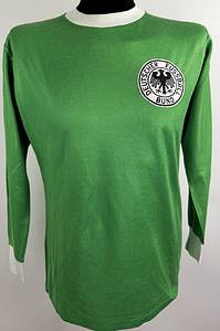 DFB - Trikot 1975  | Original match worn Deutschland  Spielertrikot mit der Nummer 4 von Hans-Georg Schwarzenbeck, aus dem Länderspiel gegen die Türkei am 20.12.1975 in Istanbul. Trikot stammt aus der Sammlung eines ehemaligen DFB-Betreuers. Status ABB - Bild 2