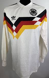 Spielertrikot DFB 1990 Nr 9 - Original match-worn DFB player shirt with the number 9. Worn by Rudi Völler in an international match in 1990-1991. The jersey comes from the collection of a former DFB staff member. Status ABA long-sleeved shirt; size L; DFB eagle sewn on; Adidas manufacturer logo embroidered; flocked back number; 100% polyester; Condition: a - Bild 2