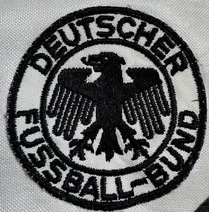 Spielertrikot DFB 1990 Nr 9 - Original match-worn DFB player shirt with the number 9. Worn by Rudi Völler in an international match in 1990-1991. The jersey comes from the collection of a former DFB staff member. Status ABA long-sleeved shirt; size L; DFB eagle sewn on; Adidas manufacturer logo embroidered; flocked back number; 100% polyester; Condition: a - Bild 4