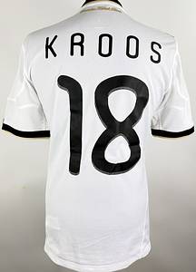 DFB - Trikot 2010 WM Kroos  | Original match issued DFB Spielertrikot mit der Nummer 18 von Toni Kroos.Vorbereitet für das WM2010 Halbfinale Deutschland-Spanien am 07.07.2010 in Durban, Südafrika, was die spanische Nationalmannschaft 0:1 gewann.Trikot stammt aus der Sammlung eines ehemaligen DFB-Mitarbeiters. Status: AAB. - Bild 3