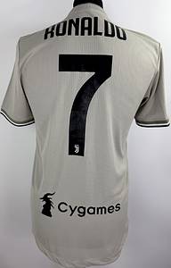 Turin, Juventus - Trikot 2019 Ronaldo  | Original match worn Juventus Turin  Spielertrikot mit der Nummer 7. Getragen von Cristiano Ronaldo in einem Serie A - Spiel in der Saison 2019-2020. Status ABC. - Bild 3
