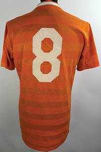  - Original match-worn Netherlands player shirt (No. 8) belonging to Hendrie Krüzen. Worn during an international match in 1986/1987. Condition: ABB. Short-sleeve shirt; Size 7/8 (L); Flocked federation crest; Rubberized manufacturer logo; Sewn-on back number; 38% Cotton, 62% Polyester; Made in West Germany. --The jersey comes from the collection of a DFB official Condition: A- - Bild 3