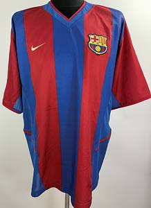  - Original match-worn FC Barcelona player shirt, number 3, belonging to Frank de Boer. Worn during a league match in the 2002/2003 season. The shirt originates from the collection of a former DFB (German Football Association) employee. Status: ABB. Short-sleeve shirt; Size L; Embroidered Barcelona crest; Embroidered Nike manufacturer logo; Heat-pressed player name and number; 100% Polyester; Made in Thailand. Condition: A - Bild 2