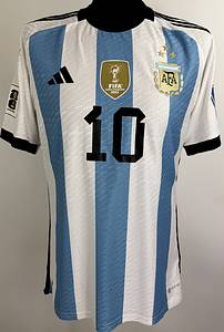 - Original match-issued Argentina player shirt with the number 10. Prepared for a 2026 World Cup qualifier for the star of the Argentine national team, Lionel Messi. Argentina became world champions at the 2022 World Cup in Qatar. Status ABC short-sleeved shirt; size M; club crest and manufacturer's logo rubberized; player name and number rubberized; World Cup qualifier patch and Living Football patch rubberized; World Champions 2022 patch glued on; 100% polyester; Made in Argentina. Condition: A - Bild 2