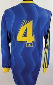 match issued football shirt sweden 1987 - Original match-issued Sweden shirt. From the match against Germany on October 14, 1987, prepared for Glenn Hysén, who wore short sleeves. The shirt was swapped after the match. This jersey originates from the collection of the German international Matthias Herget. Status: AAA. Long-sleeve shirt; Size 7/8 (L); Federation crest applied via wet-flock transfer; Manufacturer logo applied via rubber transfer; Back number applied via wet-flock transfer; 40% Cotton, 40% Polyester, 20% Viscose; Made in West Germany. Condition: A - Bild 3