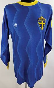 Schweden - Trikot 1987  | Original match issued Schweden Trikot von . Aus dem Spiel gegen Deutschland am 14.10.1987, vorbereitet für Glenn Hysen, welcher kurzarm trug.Trikot wurde nach dem Spiel getauscht.Trikot stammt aus der Sammlung vom deutschen Nationalspieler Matthias Herget. Status AAA. - Bild 2