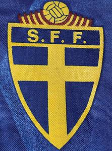 Schweden - Trikot 1987  | Original match issued Schweden Trikot von . Aus dem Spiel gegen Deutschland am 14.10.1987, vorbereitet für Glenn Hysen, welcher kurzarm trug.Trikot wurde nach dem Spiel getauscht.Trikot stammt aus der Sammlung vom deutschen Nationalspieler Matthias Herget. Status AAA. - Bild 4