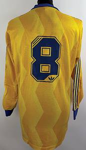  - Original match-worn Sweden shirt belonging to Rene Prytz. The jersey originates from the Four-Nations Tournament and was worn by Prytz during the match against Germany on March 31, 1988. Prytz scored during the penalty shootout. The shirt was swapped after the match. This jersey comes from the collection of the German international Matthias Herget. Status: AAA. Long-sleeve shirt; Size 7/8 (L); Federation crest applied via wet-flock transfer; Manufacturer logo applied via rubber print; Back number applied via wet-flock transfer; 40% Cotton, 40% Polyester, 20% Viscose; Made in West Germany. Condition: A - Bild 3