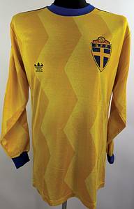  - Original match-worn Sweden shirt belonging to Rene Prytz. The jersey originates from the Four-Nations Tournament and was worn by Prytz during the match against Germany on March 31, 1988. Prytz scored during the penalty shootout. The shirt was swapped after the match. This jersey comes from the collection of the German international Matthias Herget. Status: AAA. Long-sleeve shirt; Size 7/8 (L); Federation crest applied via wet-flock transfer; Manufacturer logo applied via rubber print; Back number applied via wet-flock transfer; 40% Cotton, 40% Polyester, 20% Viscose; Made in West Germany. Condition: A - Bild 2