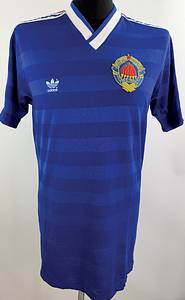  - Original match-issued Yugoslavia player shirt (No. 15), worn by a substitute during the match against Germany on June 4, 1988. The shirt was swapped after the game. It originates from the personal collection of the German international Matthias Herget. Status: AAA. Short-sleeve jersey; Size 7/8 (L); Sewn-on federation crest; Rubberized manufacturer logo; Back number applied via wet-flock transfer; 38% Cotton, 62% Polyester; Made in West Germany. Condition: A - Bild 2