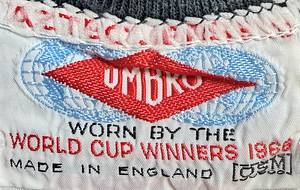  - Original match-worn player shirt of the B-National Team, featuring the number 10, from the 1968/1969 international season. Long-sleeved; manufactured by Umbro. Sourced from the collection of a former DFB (German Football Association) team bus driver. Status: ABA. shirt: Long-sleeved; Size M; Embroidered DFB logo; linen back number sewn on; minor signs of storage; shirt shows signs of match wear; 100% Cotton; Made in England; Condition: B. Condition: A - Bild 5