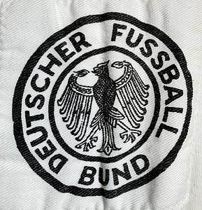  - Original match-worn player shirt of the B-National Team, featuring the number 10, from the 1968/1969 international season. Long-sleeved; manufactured by Umbro. Sourced from the collection of a former DFB (German Football Association) team bus driver. Status: ABA. shirt: Long-sleeved; Size M; Embroidered DFB logo; linen back number sewn on; minor signs of storage; shirt shows signs of match wear; 100% Cotton; Made in England; Condition: B. Condition: A - Bild 4