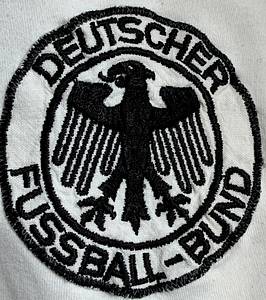  - Original match-issued DFB player shirt (No. 6) from the 1980 U21 national team. Sourced from the collection of a former DFB team bus driver. Status: ABA (Match-Issued). Long-sleeve shirt; Size 7/8; Sewn-on DFB logo; Rubberized Erima manufacturer logo; Rubberized player number; 50% Polyester, 50% Cotton; Made in West Germany. Condition: A- - Bild 4