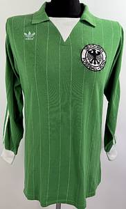  - Original match-issued DFB player shirt (No. 7) from the U21 national team, dating from 1981. Sourced from the collection of a former DFB team bus driver. Status: ABA. Long-sleeve shirt; Size 7/8; Sewn-on DFB logo; Rubberized Adidas manufacturer logo; Rubberized player number; 50% Polyester, 50% Cotton; Made in West Germany. Condition: A - Bild 10