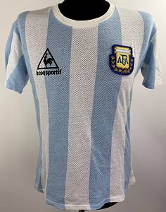  - Original match-issued Argentina player shirt, number 13, belonging to Oscar Garré. Prepared for the 1986 FIFA World Cup Final between Germany and Argentina, held on June 29, 1986, at the Estadio Azteca (Mexico City). The shirt originates from the collection of the German international Matthias Herget. just like Oscar Garrét, Herget sat on the bench during the final. Herget received this jersey from Garrét after the match! Status: AAA. Short-sleeve shirt; Size 50 (M/L); Sewn-on federation crest; Flocked manufacturer logo; Back number applied using the wet-flock method. --A jersey from the legendary "Hand of God" World Cup—defined by superstar Diego Maradona! Argentina jerseys from this World Cup are highly sought after! Condition: A - Bild 10