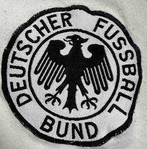  - Original matchworn DFB player shirt, number 13, dating from the 1963–1973 international match era; manufactured by Umbro. Sourced from the collection of a former DFB team bus driver. Status: ABB. Short-sleeve shirt; Size M. Embroidered DFB logo; linen back number sewn on. Shows minor signs of storage; jersey exhibits signs of match wear. 100% Cotton; Made in England. Condition: A- - Bild 4